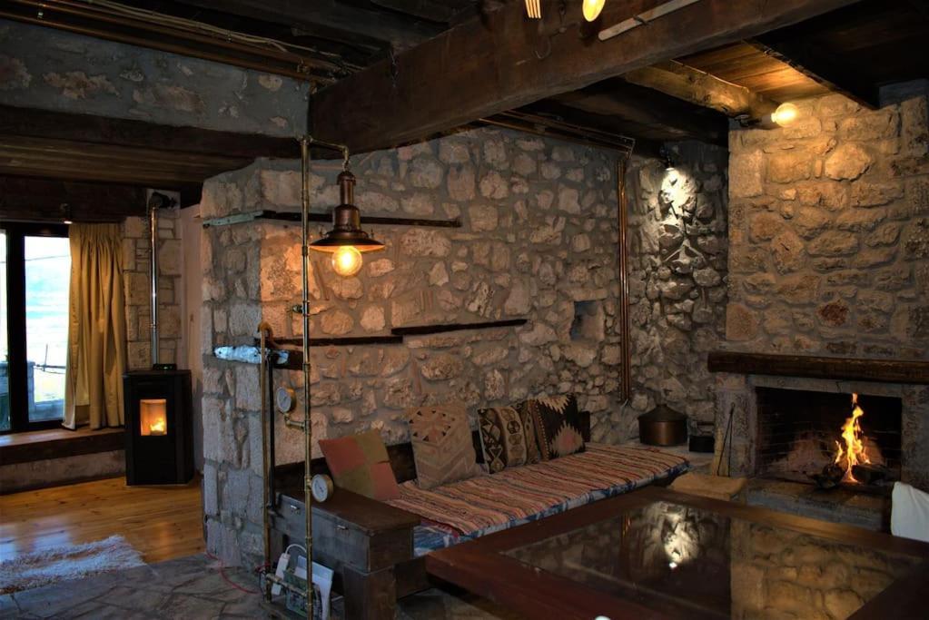 Μικρή Πέτρινη Μεζονέτα 2 Villa Lílaia Dış mekan fotoğraf